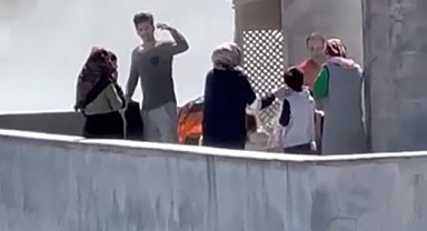 3 katlı binada başlayan yangından çatıya kaçarak kurtuldular