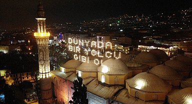 624 yıllık Ulu Cami'ye asılan Ramazan mahyası değiştirildi