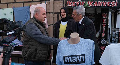 73 yaşındaki en yaşlı Milletvekili Adayı Cemal Toptancı, her gün kilometrelerce yol yürüyerek seçmenle buluşuyor