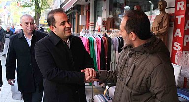 AK Parti milletvekili adayı Harun Çelik, Esenyurt'ta kararsız genci böyle ikna etti