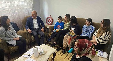 AK Parti Milletvekili Adayı Orhan Narin'den depremzede aileye ziyaret