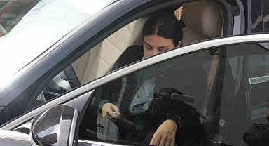 AK Partili kadın aday, seçim kampanyasını kendi kullandığı aracıyla yapıyor