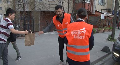 AK Partili milletvekili adayı Bağcılar'da trafikte vatandaşlara iftarlık dağıttı