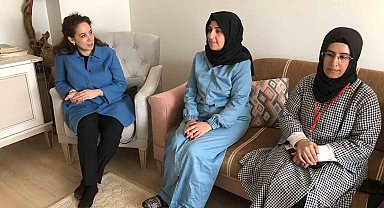 AK Partili Milletvekili adayları kapı kapı dolaşmaya devam ediyor