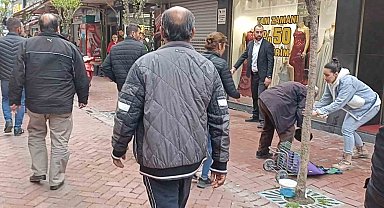 Akıl hastası olduğu iddia edilen genç çarşıda birçok kişiye saldırdı