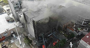 Akit Medya Grubu'nun içinde bulunduğu binada çıkan yangını söndürme çalışmaları sürüyor