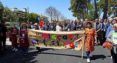 Alaçatı Ot Festivalinde renkli kortej