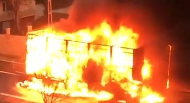 Alev topluna dönen tır dorsesi kameraya yansıdı