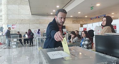  Esenboğa Havalimanı'nda Oy Verme İşlemi Devam Ediyor