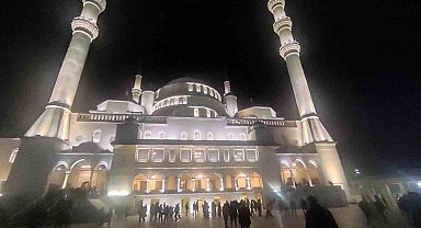 Ankara'da vatandaşlar Kadir Gecesi'nde camilere akın etti