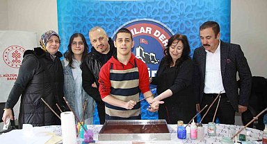 Ankaralılar Depremzede ve Down Sendromlu çocuklarla ebru yaptı