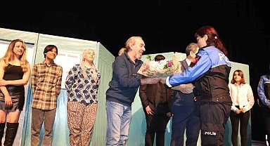 Anti Narko Tiyatro Grubu Bergama'da sahne aldı