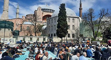 Ayasofya Camii'nde Ramazan ayının son cuma namazı kılındı