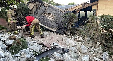 Bahçelievler'de otomobil kafenin bahçesine uçtu: 1 ağır yaralı