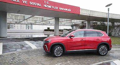 Bakan Derya Yanık, makam aracı Togg'la trafiğe çıktı