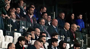 Bakan Kasapoğlu, Beşiktaş-Atletico Madrid maçını tribünden takip etti