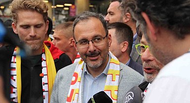 Bakan Kasapoğlu, Göztepeli taraftarla buluştu, 'İzmir'in spor markasını birlikte yükselteceğiz' dedi