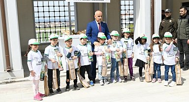 Bakan Kirişci, orman gönüllüsü çocuklara satranç takımı ve fidan dağıttı