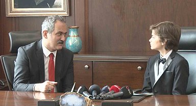 Bakan Özer, koltuğunu 5'inci sınıf öğrencisi Kaan Can İl'e devretti