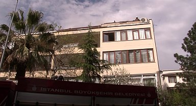 Bakırköy'de 5 katlı binanın çatı katında korkutan yangın