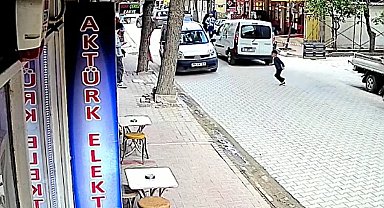 Balıkesir'de 7 yaşındaki çocuğun aracın altında kaldığı kaza kamerada