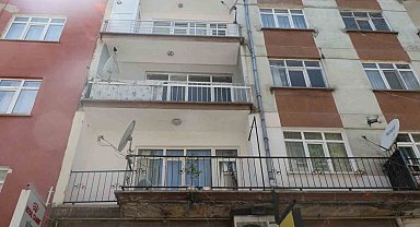 Balkon betonundan çıkan ağaç görenleri hayrete düşürüyor