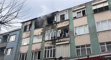 Bandırma'da evde yangın çıktı, 2 kişi hastaneye kaldırıldı 