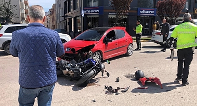 Bandırma'da Motosiklet İle Otomobil Çarpıştı 