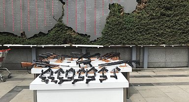 Barış Boyun liderliğindeki çeteden ele geçirilen silahlar emniyette sergilendi