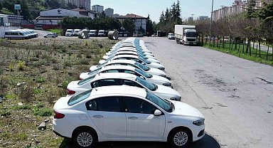 Başakşehir'de boş arazide stoklanmış araçlar bulundu