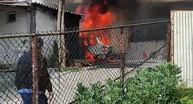 Başakşehir'de evin bahçesinde park halinde olan otomobil alev topuna döndü