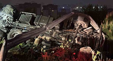 Başakşehir'de iplik yüklü kamyon ağaçlık alana devrildi