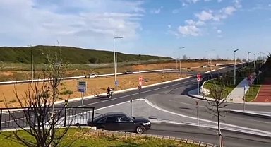 Başakşehir'de ön kaldıran motosiklet sürücüsünün kaza anı kamerada