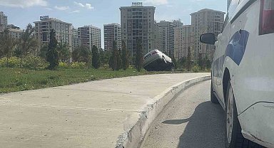 Başakşehir'de virajı alamayan sürücü çayırlık alana çıktı