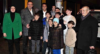 Başkan Dündar'a çocuklardan yoğun ilgi