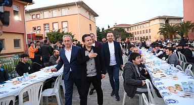 Başkan Yazıcı bin 250 öğrenci ile iftar yaptı