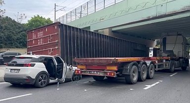 Basketbolcu Bryant Dunston'un kullandığı aracın üzerine tır dorsesi devrildi