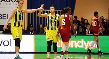Basketbolda derbiyi kazanan Fenerbahçe, yarı final serisinde 1-0 öne geçti