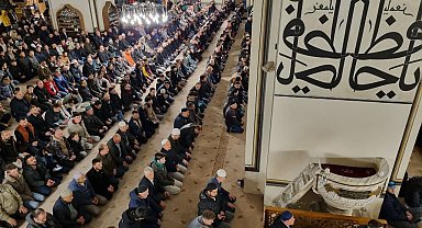 Bayram namazı kılmak isteyen vatandaşlar tarihi Ulu Camii'ne akın etti: Kilometrelerce oluşan trafik havadan görüntülendi