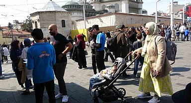 Bayram nedeniyle vatandaşlar Taksim'e akın etti