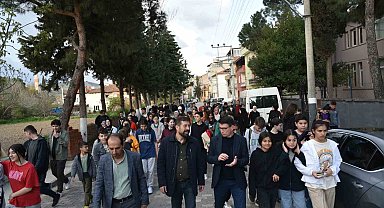 Bayram öncesi gençlerden şehitlik ziyareti