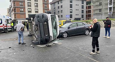Beylikdüzü'nde ticari minibüs devrildi: 2 yaralı