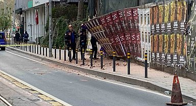 Beyoğlu'nda 5 katlı metruk binada kısmi çökme: Tramvay seferleri durduruldu