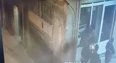 Beyoğlu'nda bıçaklı gasp kameraya yansıdı: Gençleri dövüp telefonunu çaldı