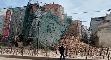 Beyoğlu'ndaki 5 katlı metruk bina tamamen çöktü: O anlar kamerada