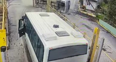 Biga'da 17 işçinin yaralandığı otobüs kazası güvenlik kamerasına yansıdı