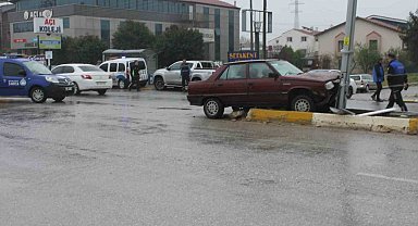 Biga'da elektrik direğine çarpan otomobilin sürücüsü yaralandı