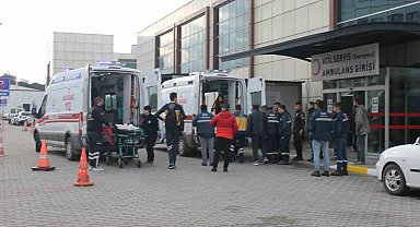 Biga'da fabrika işçilerini taşıyan otobüs devrildi: 17 işçi yaralandı