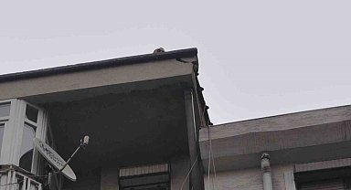 Bina çatısında endişe uyandıran tehlike giderildi