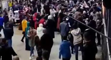 Bir yandan oynadılar, bir yandan kavga ettiler